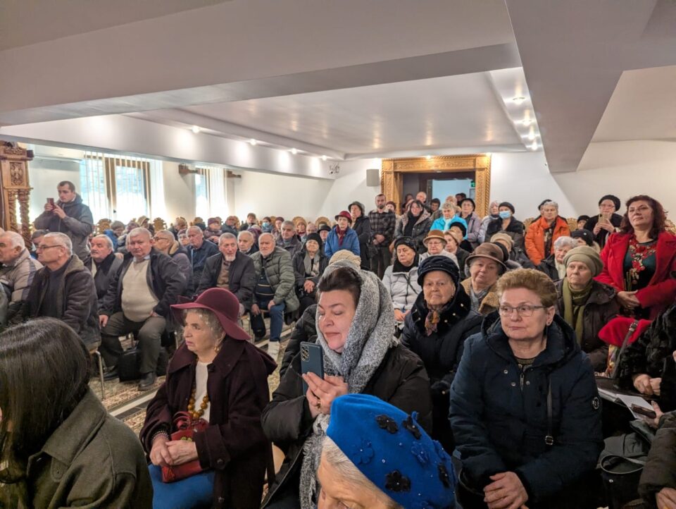 Preotul Viorel Sidoriuc, de la „Sfânta Treime”, susținut de preotul vicar al Bisericii Ortodoxe Muntenegrene, Emilian Prodan