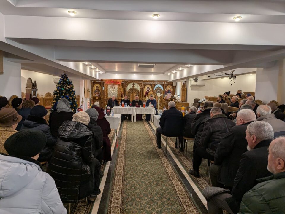 Enoriași ai Bisericii Sfânta Treime din Suceava în asteptarea preotului vicar al Bisericii Ortodoxe Muntenegrene, Emilian Prodan