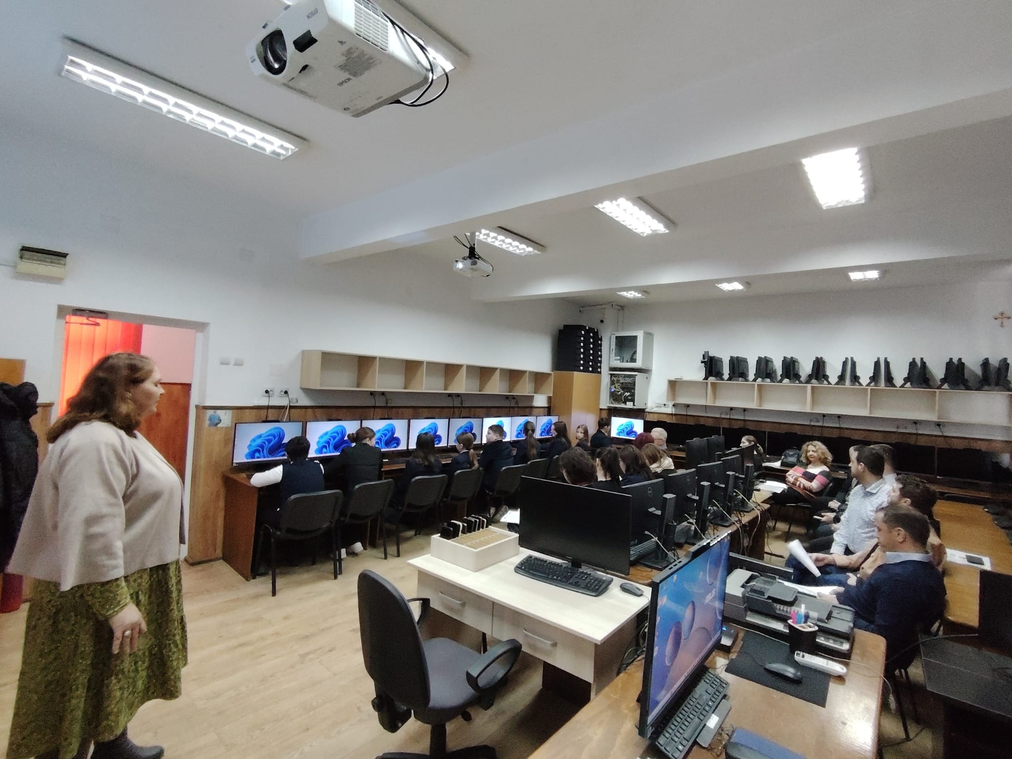 De la utilizatori la creatori – Educația digitală în prim-plan la Liteni, în centrul Cercului Pedagogic al profesorilor de Informatică și TIC