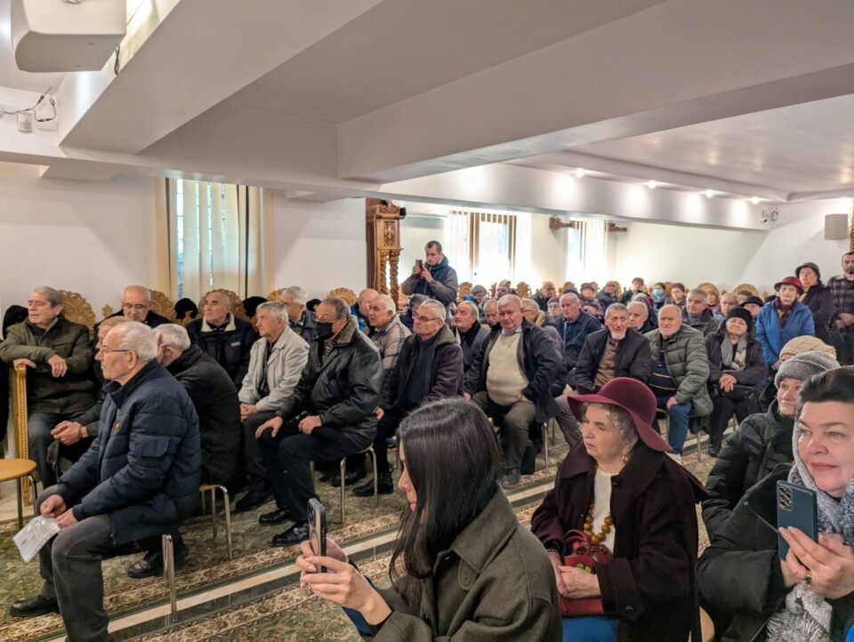 Preotul Viorel Sidoriuc, de la „Sfânta Treime”, susținut de preotul vicar al Bisericii Ortodoxe Muntenegrene, Emilian Prodan