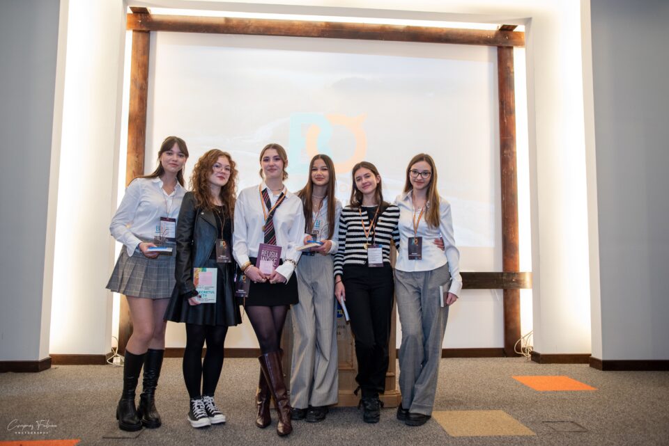 Dezbaterilor aprinse între liceeni, la Bucovina Open. Trofeul concursului a mers la ștefaniști Dezbaterilor aprinse între liceeni, la Bucovina Open. Trofeul concursului a mers la ștefaniști