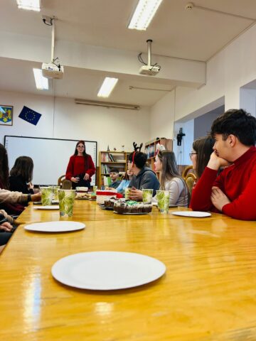 O atmosferă de sărbătoare la Liceul Teoretic „Iorgu Vârnav Liteanu” din Liteni: „Nostalgia Crăciunului”, organizată de CȘE