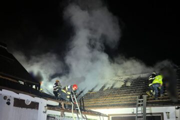 Pompierii au intervenit azi-noapte la un incendiu puternic, la construcții corp comun