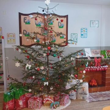 Primăria Vatra Moldoviței și Moș Crăciun au oferit daruri celor 430 de copii de la școlile și grădinițele din comună