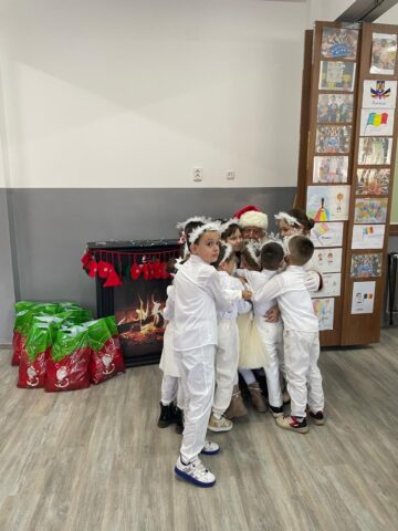 Primăria Vatra Moldoviței și Moș Crăciun au oferit daruri celor 430 de copii de la școlile și grădinițele din comună