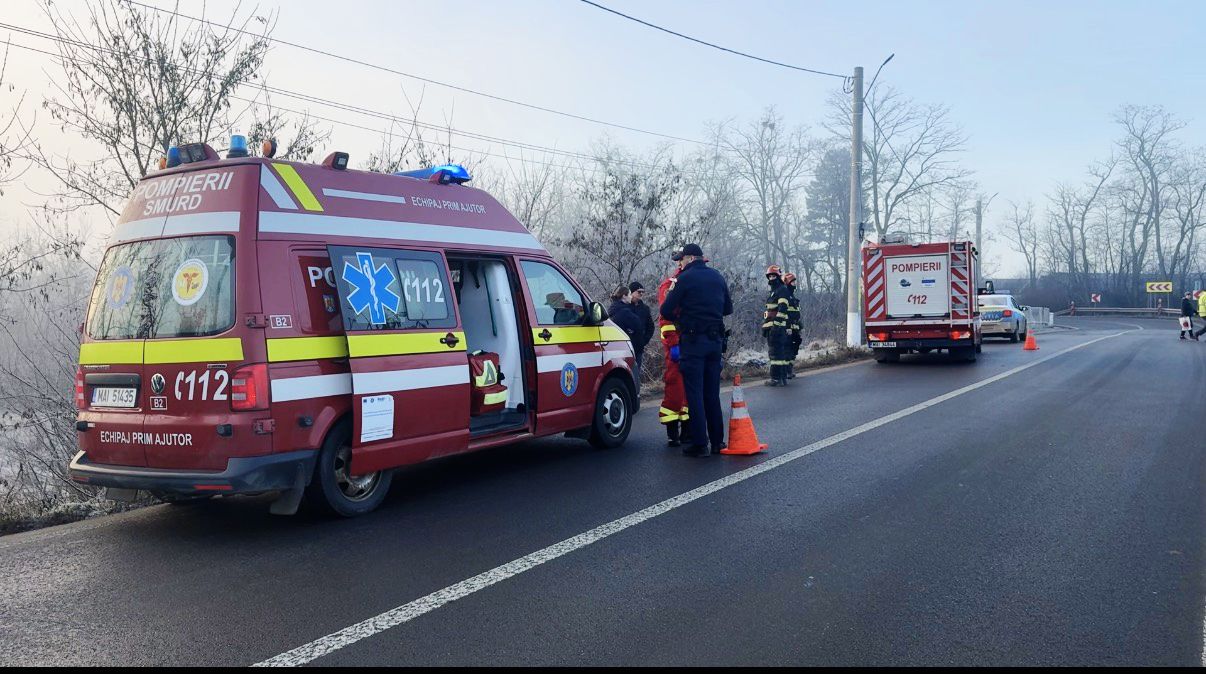 O mașină în care se aflau două persoane s-a răsturnat într-o râpă