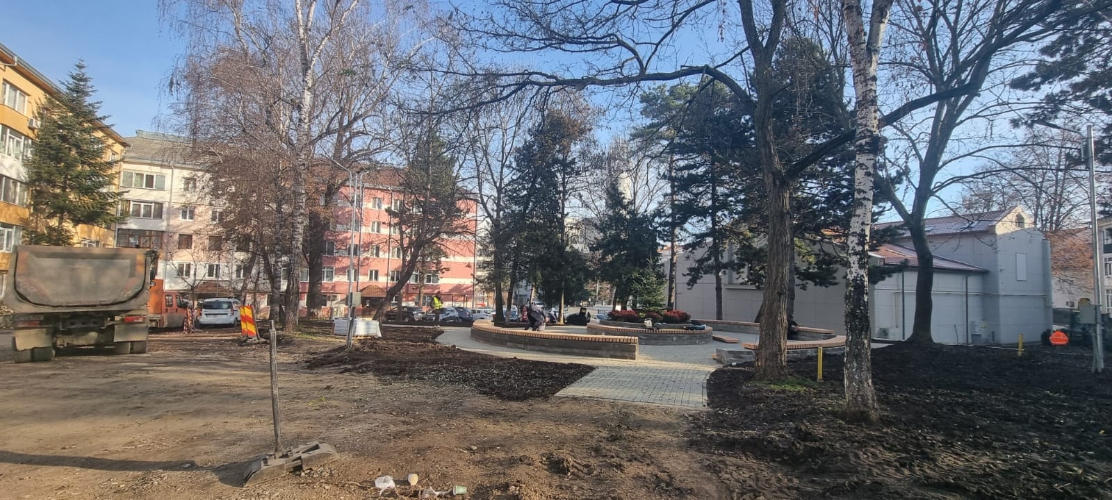 Spațiu verde cu rondou și locuri de parcare, în curs de amenajare, lângă Restaurantul Național