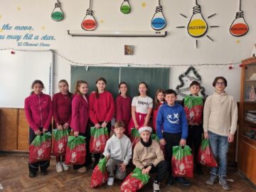 Primăria Vatra Moldoviței și Moș Crăciun au oferit daruri celor 430 de copii de la școlile și grădinițele din comună