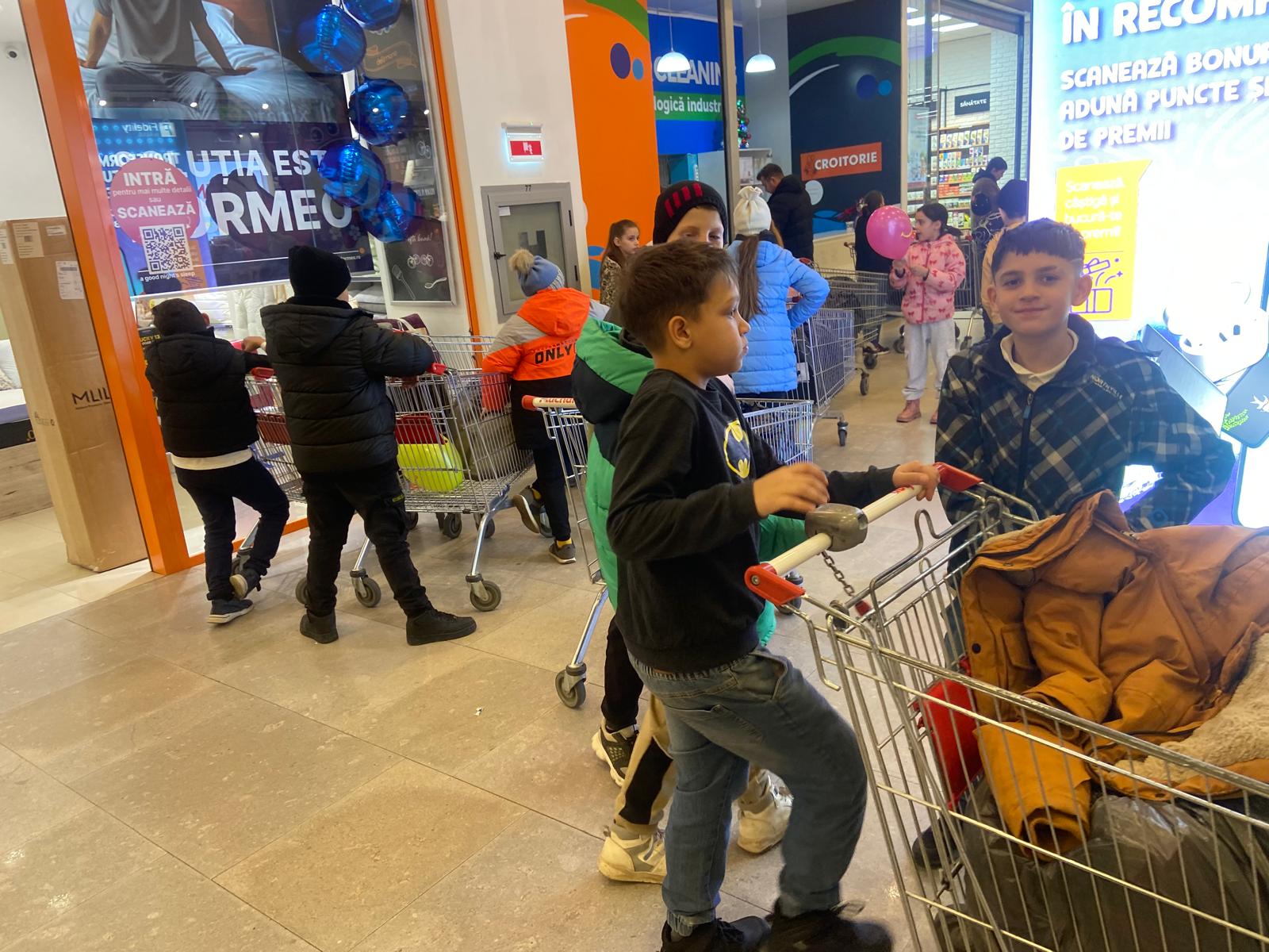 Clubul Rotary Suceava Bucovina a adus bucurie de Crăciun pentru peste 100 de copii în cadrul acțiunii „Dăruiește un zâmbet!”