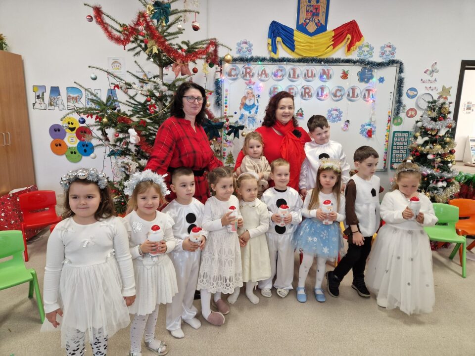 Primărița Violeta Țăran l-a ajutat pe „Moș Crăciun” să vină cu daruri pentru copiii din școlile și grădinițele din Berchișești