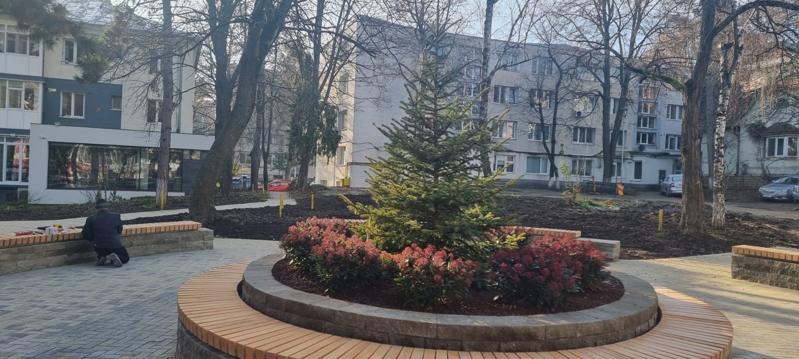 Spațiu verde cu rondou și locuri de parcare, în curs de amenajare, lângă Restaurantul Național