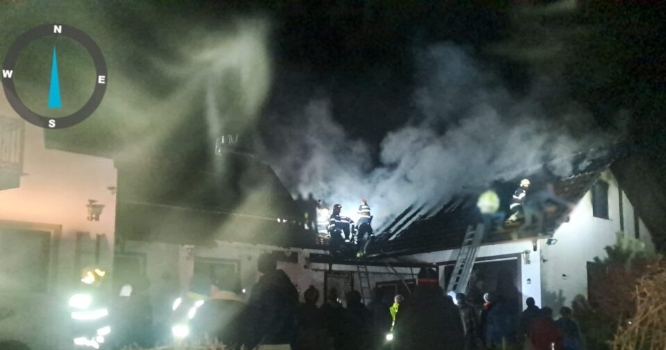 Pompierii au intervenit azi-noapte la un incendiu puternic, la construcții corp comun