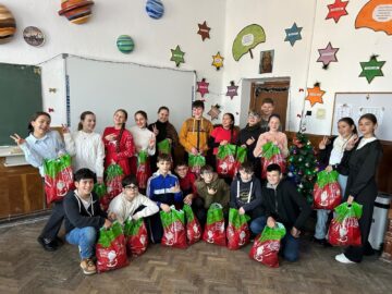 Primăria Vatra Moldoviței și Moș Crăciun au oferit daruri celor 430 de copii de la școlile și grădinițele din comună