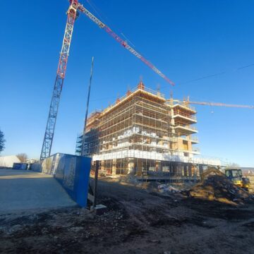 La al doilea bloc s-a ajuns cu construcția până aproape de ultimul etaj, al optulea