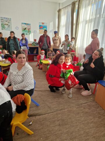 Primărița Violeta Țăran l-a ajutat pe „Moș Crăciun” să vină cu daruri pentru copiii din școlile și grădinițele din Berchișești