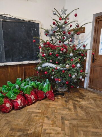 Primăria Vatra Moldoviței și Moș Crăciun au oferit daruri celor 430 de copii de la școlile și grădinițele din comună