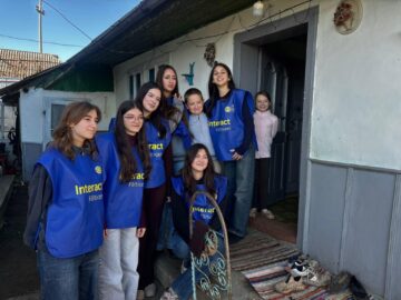 „Christmas for Everyone” – Interact Fălticeni aduce bucuria Crăciunului în zece comunități locale