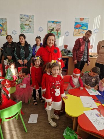Primărița Violeta Țăran l-a ajutat pe „Moș Crăciun” să vină cu daruri pentru copiii din școlile și grădinițele din Berchișești