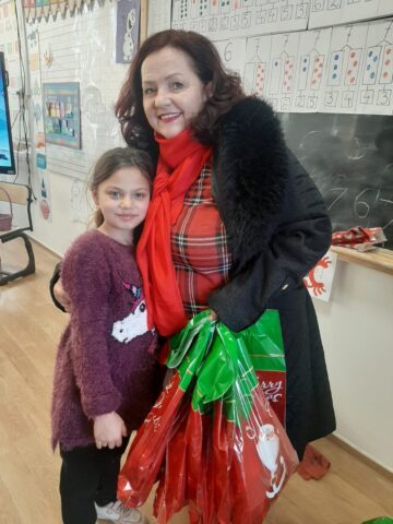 Primărița Violeta Țăran l-a ajutat pe „Moș Crăciun” să vină cu daruri pentru copiii din școlile și grădinițele din Berchișești