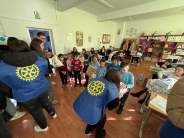 „Christmas for Everyone” – Interact Fălticeni aduce bucuria Crăciunului în zece comunități locale