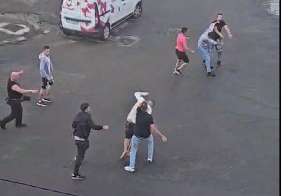 Patru bătăuși au scăpat cu pedepse cu suspendare și au de achitat daune mici victimelor pe care l-au bătut pe străzile din Burdujeni Patru bătăuși au scăpat cu pedepse cu suspendare și au de achitat daune mici victimelor pe care l-au bătut pe străzile din Burdujeni