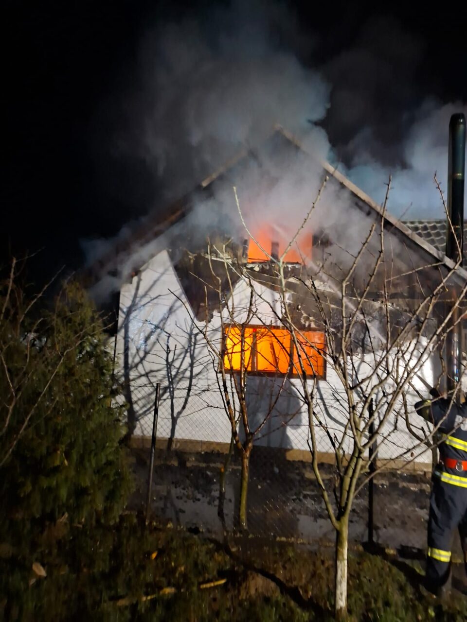 Intervenție în noapte a pompierilor la un incendiu puternic, la construcții corp comun