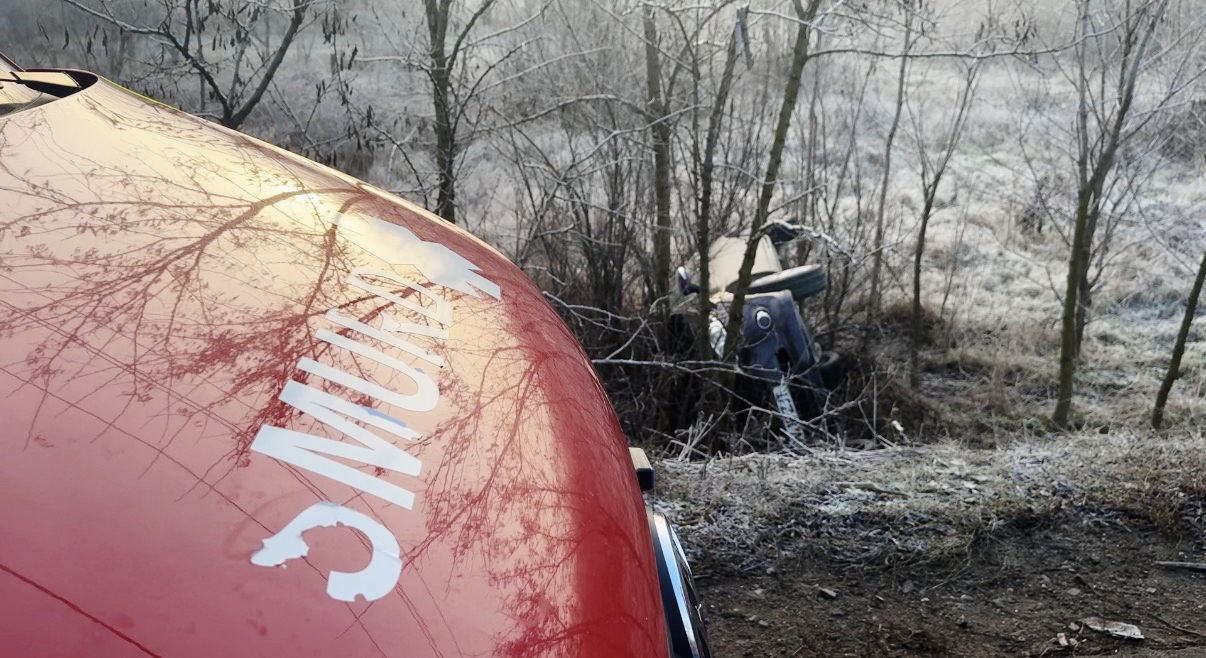 O mașină în care se aflau două persoane s-a răsturnat într-o râpă