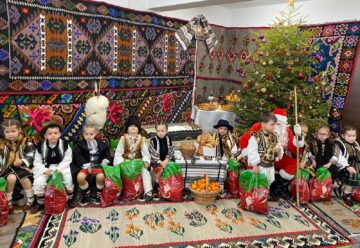 Primăria Vatra Moldoviței și Moș Crăciun au oferit daruri celor 430 de copii de la școlile și grădinițele din comună