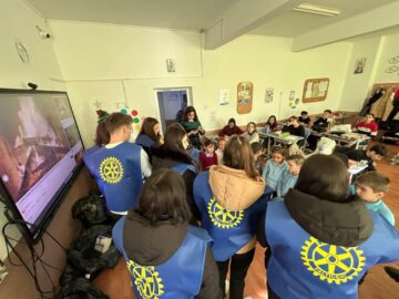 „Christmas for Everyone” – Interact Fălticeni aduce bucuria Crăciunului în zece comunități locale