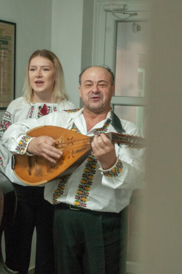 Redacția Monitorului de Suceava a fost colindată de Taraful „Izvoare”