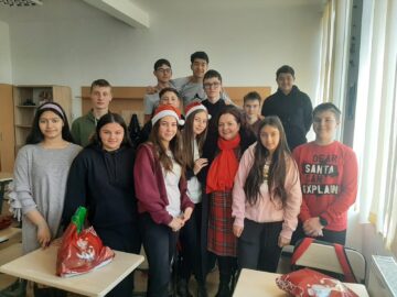 Primărița Violeta Țăran l-a ajutat pe „Moș Crăciun” să vină cu daruri pentru copiii din școlile și grădinițele din Berchișești
