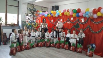 Primăria Vatra Moldoviței și Moș Crăciun au oferit daruri celor 430 de copii de la școlile și grădinițele din comună