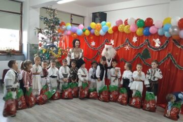 Primăria Vatra Moldoviței și Moș Crăciun au oferit daruri celor 430 de copii de la școlile și grădinițele din comună