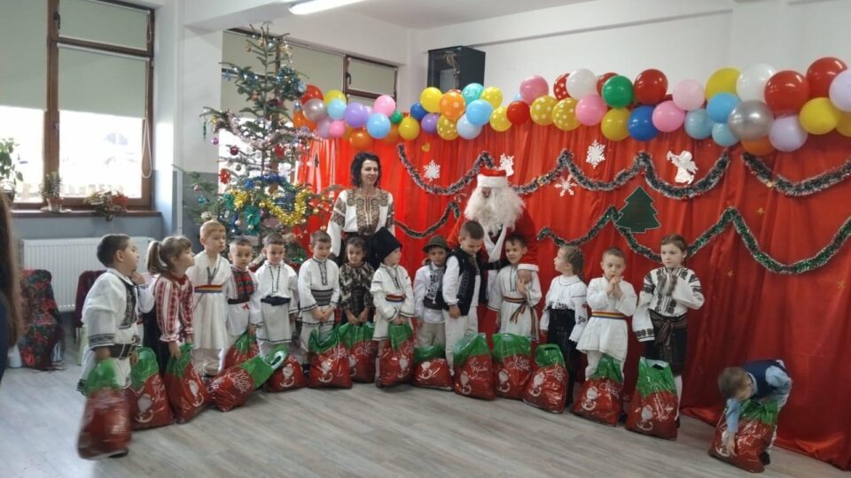 Primăria Vatra Moldoviței și Moș Crăciun au oferit daruri celor 430 de copii de la școlile și grădinițele din comună Primăria Vatra Moldoviței și Moș Crăciun au oferit daruri celor 430 de copii de la școlile și grădinițele din comună