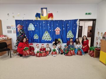 Primărița Violeta Țăran l-a ajutat pe „Moș Crăciun” să vină cu daruri pentru copiii din școlile și grădinițele din Berchișești