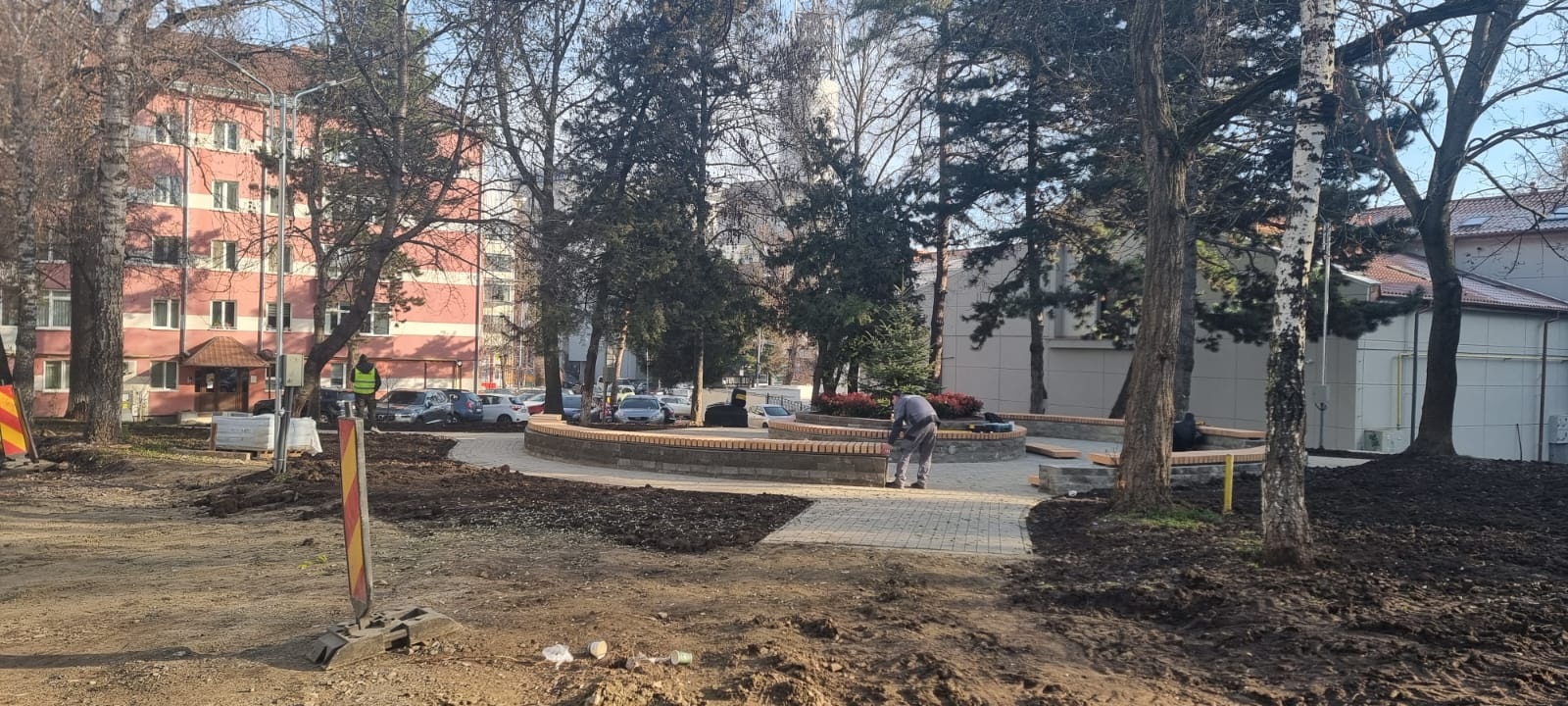 Spațiu verde cu rondou și locuri de parcare, în curs de amenajare, lângă Restaurantul Național