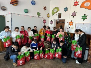 Primăria Vatra Moldoviței și Moș Crăciun au oferit daruri celor 430 de copii de la școlile și grădinițele din comună