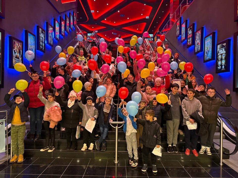 Clubul Rotary Suceava Bucovina a adus bucurie de Crăciun pentru peste 100 de copii în cadrul acțiunii „Dăruiește un zâmbet!” Clubul Rotary Suceava Bucovina a adus bucurie de Crăciun pentru peste 100 de copii în cadrul acțiunii „Dăruiește un zâmbet!”