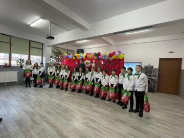 Primăria Vatra Moldoviței și Moș Crăciun au oferit daruri celor 430 de copii de la școlile și grădinițele din comună