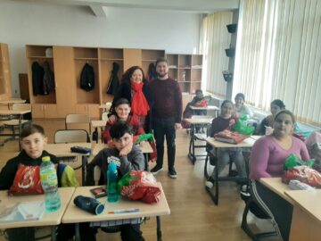 Primărița Violeta Țăran l-a ajutat pe „Moș Crăciun” să vină cu daruri pentru copiii din școlile și grădinițele din Berchișești