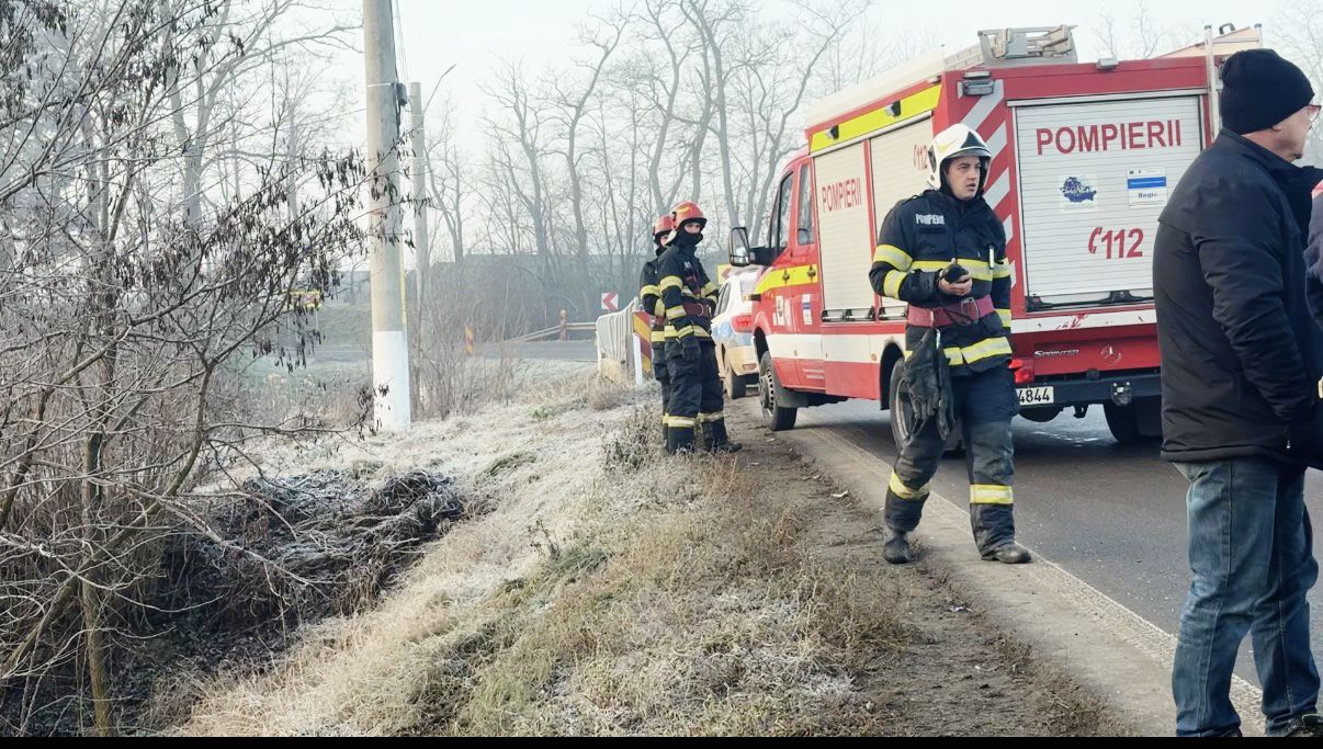 O mașină în care se aflau două persoane s-a răsturnat într-o râpă