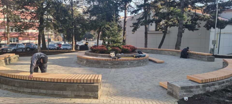 Spațiu verde cu rondou și locuri de parcare, în curs de amenajare, lângă Restaurantul Național