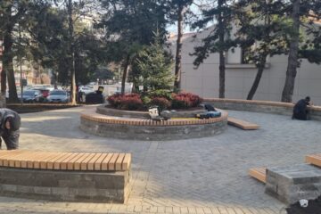 Spațiu verde cu rondou și locuri de parcare, în curs de amenajare, lângă Restaurantul Național Spațiu verde cu rondou și locuri de parcare, în curs de amenajare, lângă Restaurantul Național