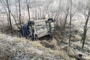 O mașină în care se aflau două persoane s-a răsturnat într-o râpă O mașină în care se aflau două persoane s-a răsturnat într-o râpă