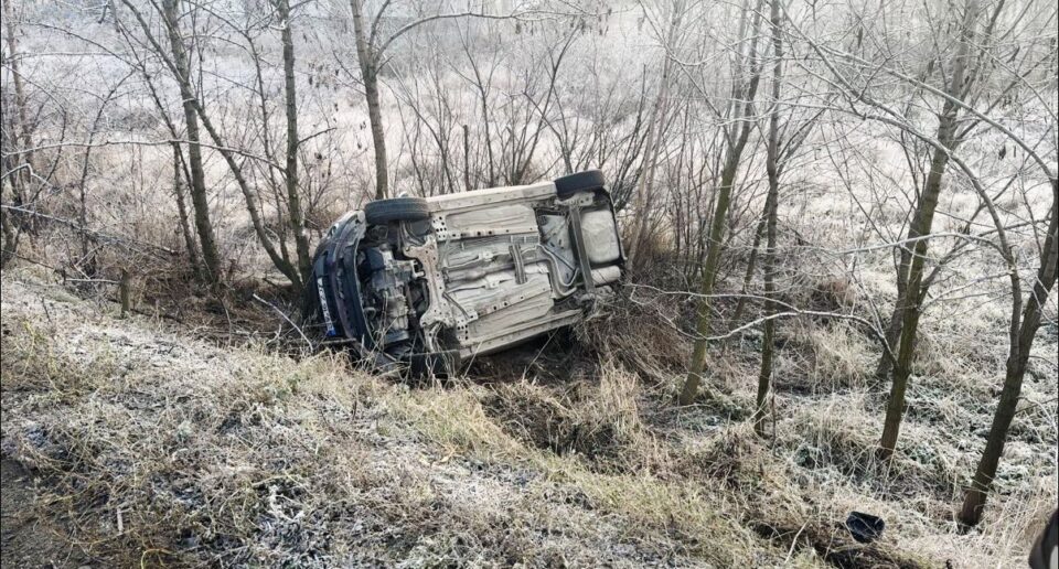 O mașină în care se aflau două persoane s-a răsturnat într-o râpă