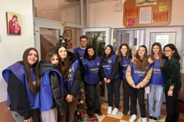 „Christmas for Everyone” – Interact Fălticeni aduce bucuria Crăciunului în zece comunități locale