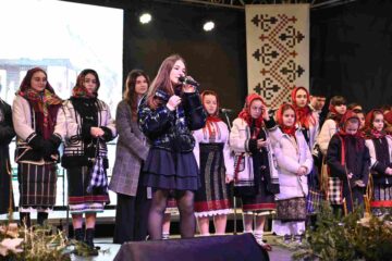 Colinde, urături și jocuri tradiționale de iarnă au răsunat în centrul Sucevei, în cadrul programului „Crăciun în Bucovina”