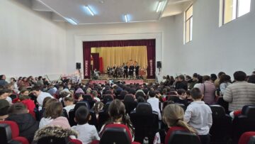 Prefectul Andronachi și  vicepreședinte CJ Robu, alături de comunitatea din Broșteni, la serbările în cinstea Crăciunului