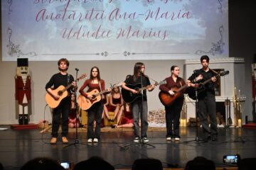 Balul caritabil al Colegiului „P. Rareș” aduce bucurie copiilor centrului „Pr. Mihai Negrea” Dorna