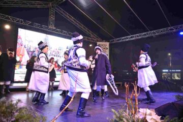 Colinde, urături și jocuri tradiționale de iarnă au răsunat în centrul Sucevei, în cadrul programului „Crăciun în Bucovina”